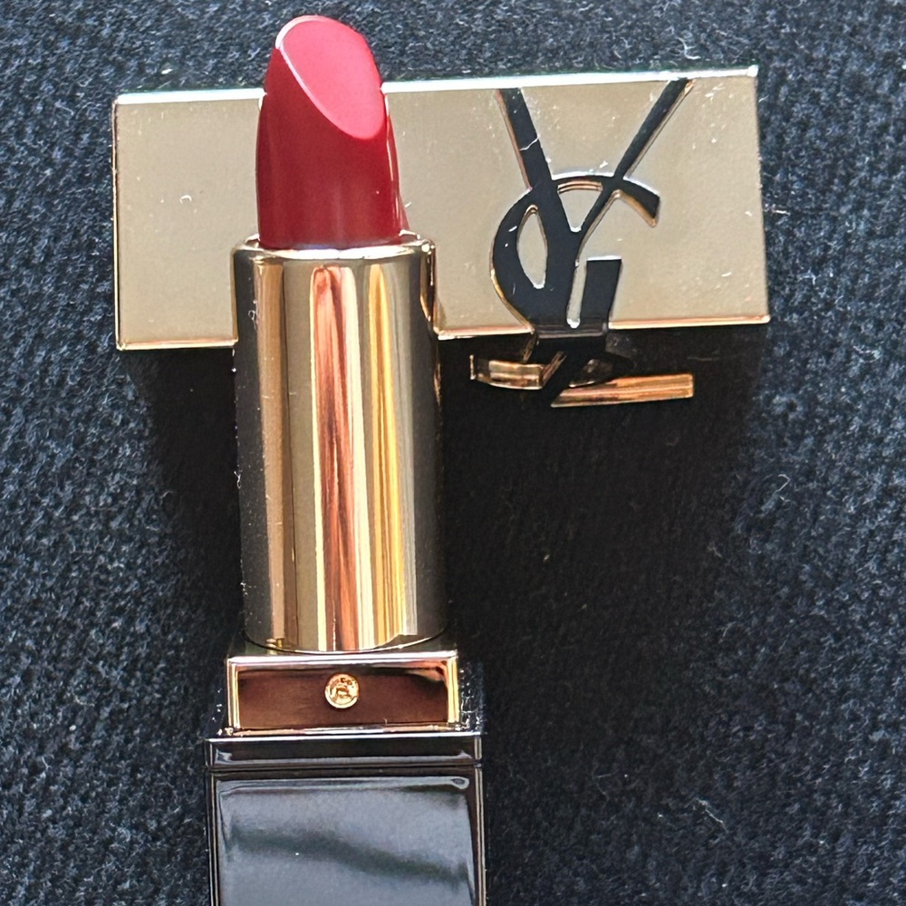 Yves Saint Laurent Elegant Travel size Lipstick - Rouge pur Couture shade 62Y201